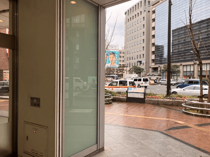 福岡PARCO 本館柱シート北東口（側面）