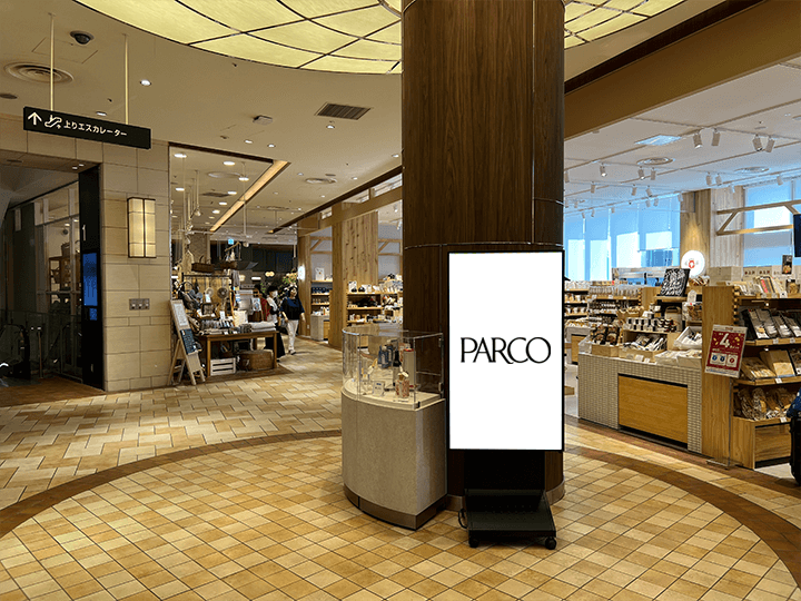 仙台PARCO 本館1F上りエスカレーター前柱巻